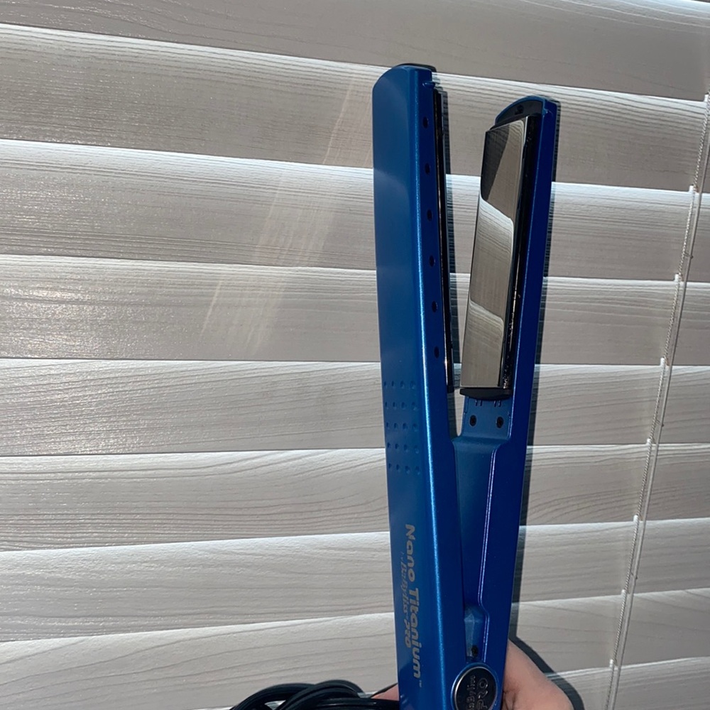 Nano titanium straightener